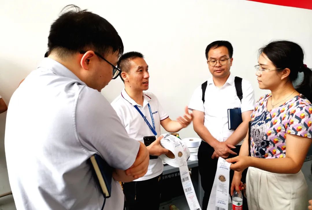 接待东莞松山湖科教局向导来我司工厂视察，，指导事情！